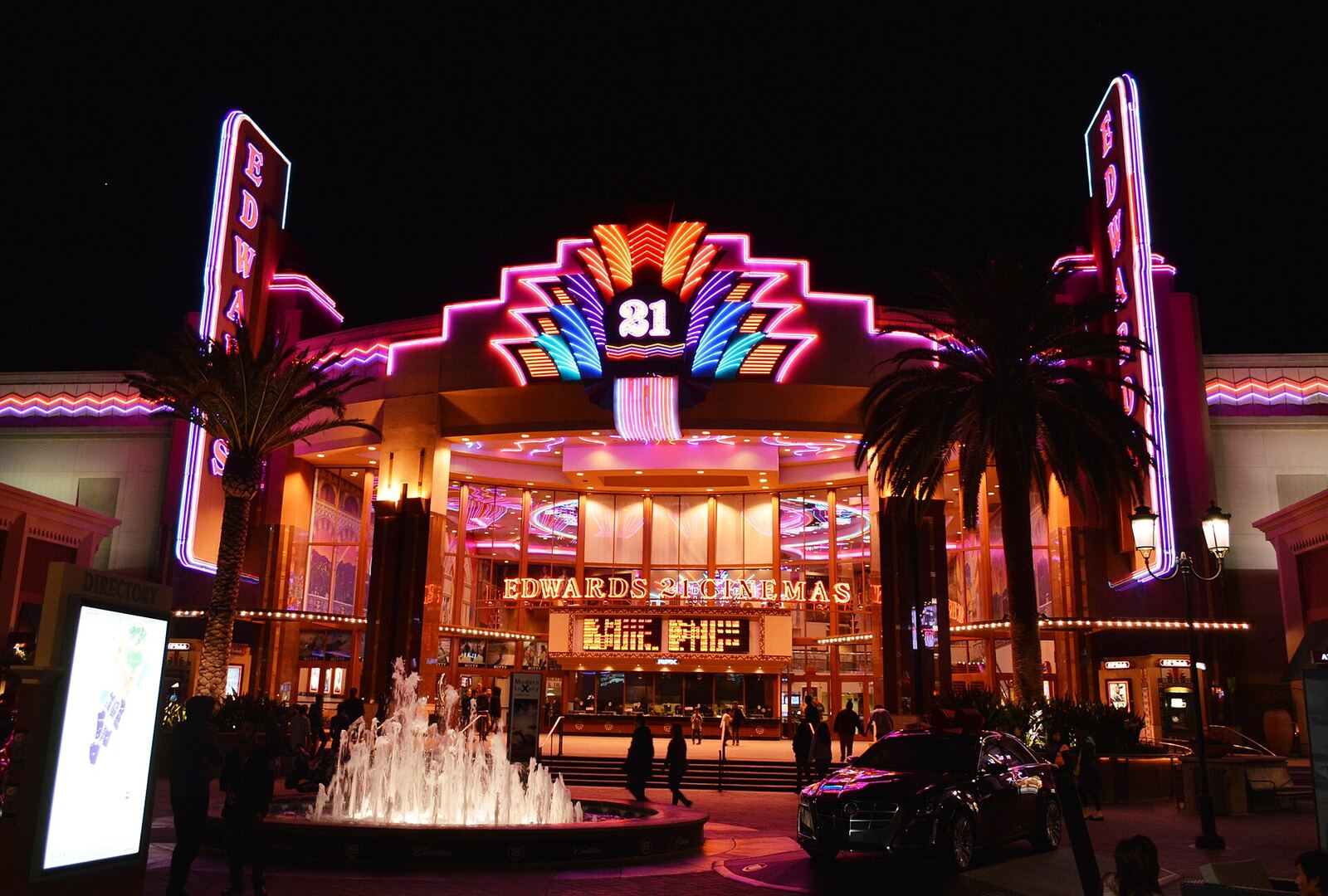 尔湾 Irvine Spectrum Center 夜景资料图(2013年拍摄,非事发现场)
