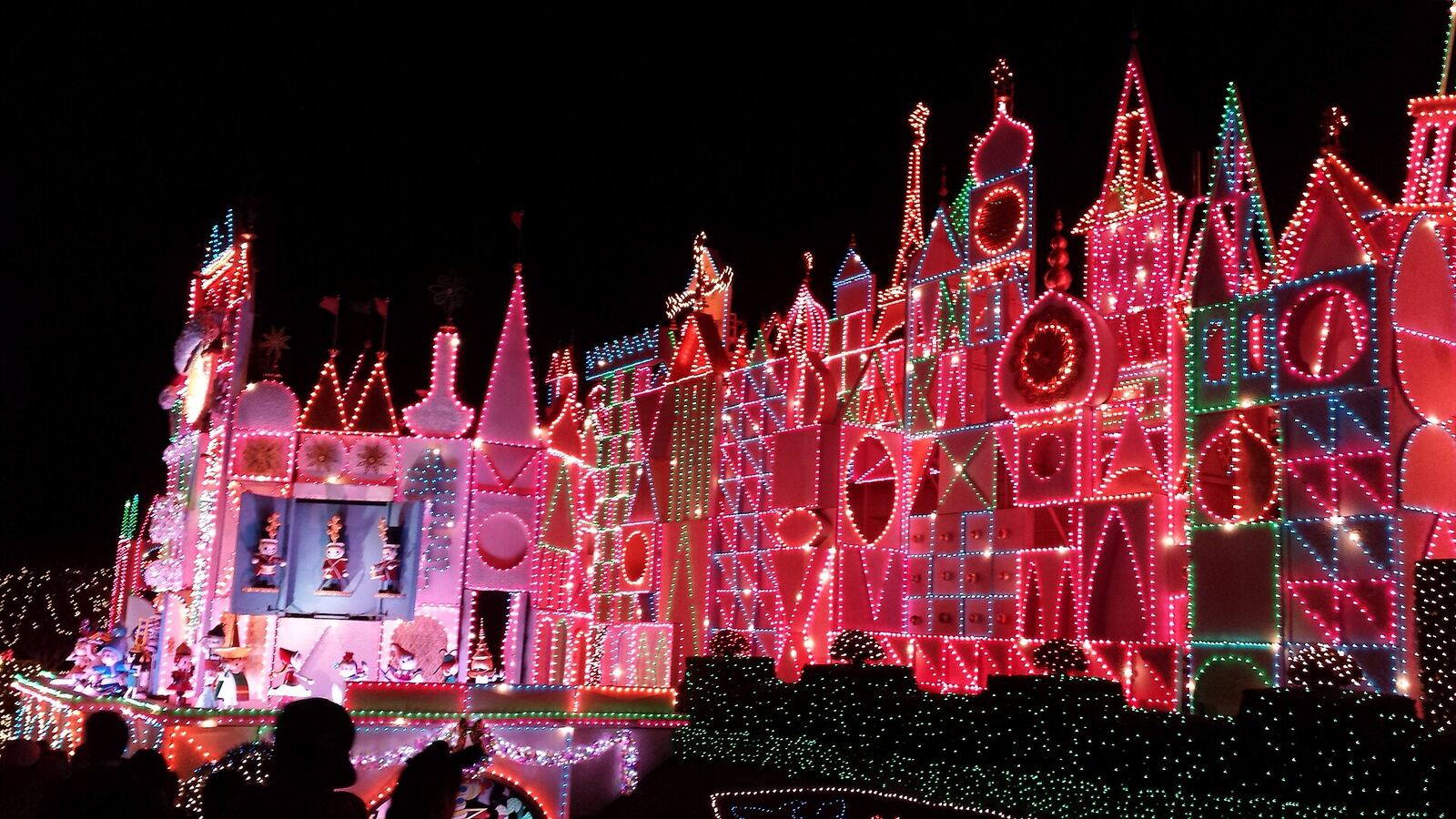 Disneyland 小小世界节日版夜间外观资料图（2013年拍摄）