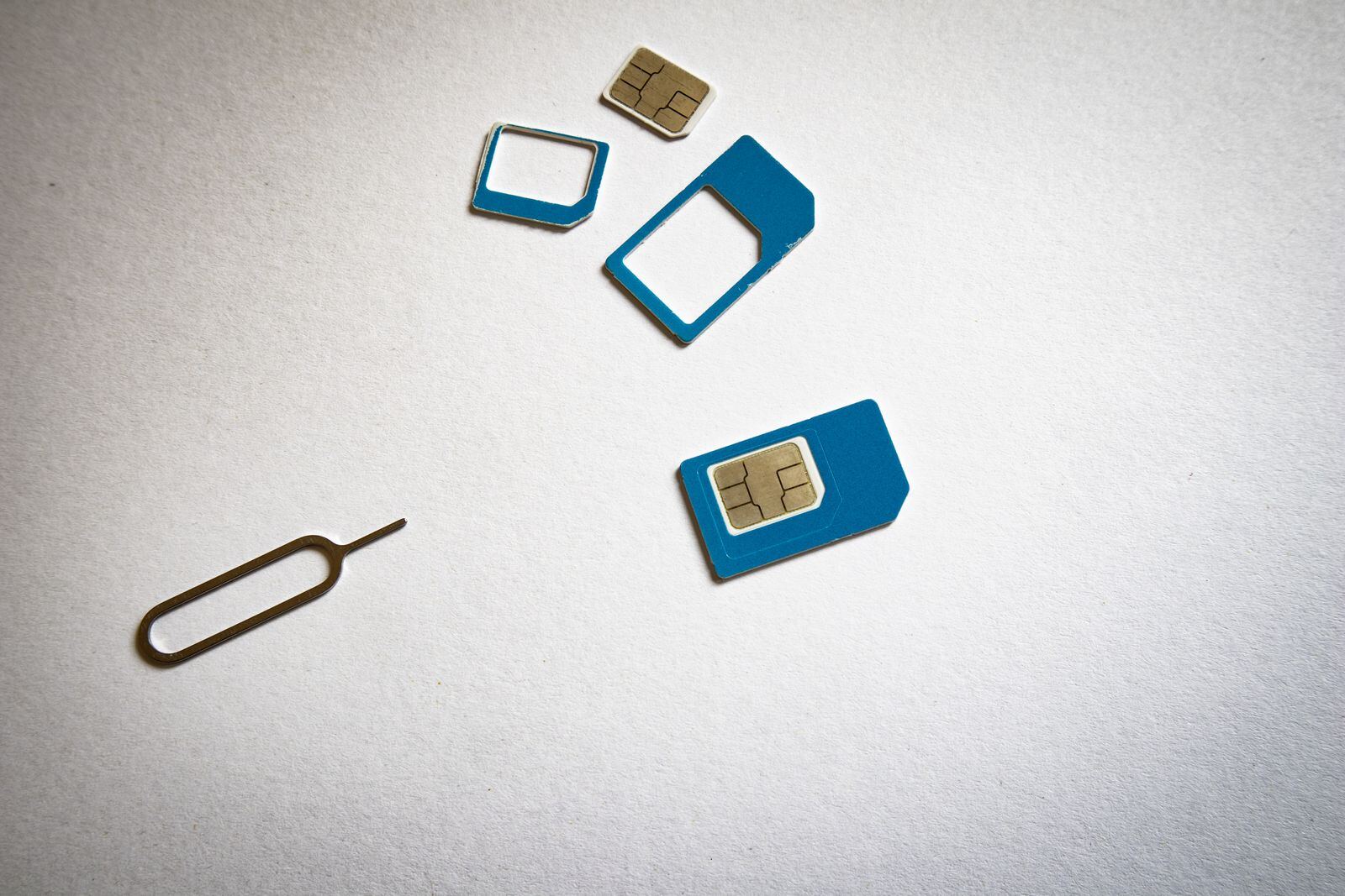SIM 卡与取卡针资料图(图库照片)