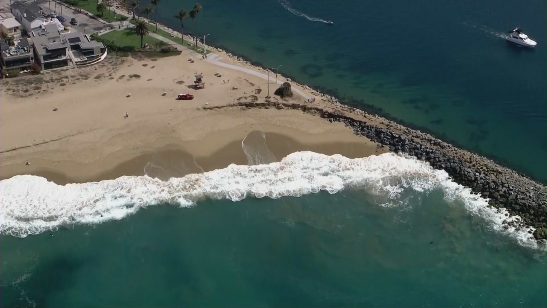 航拍：涌浪掏空 Wedge 一带沙滩（图：KTLA）