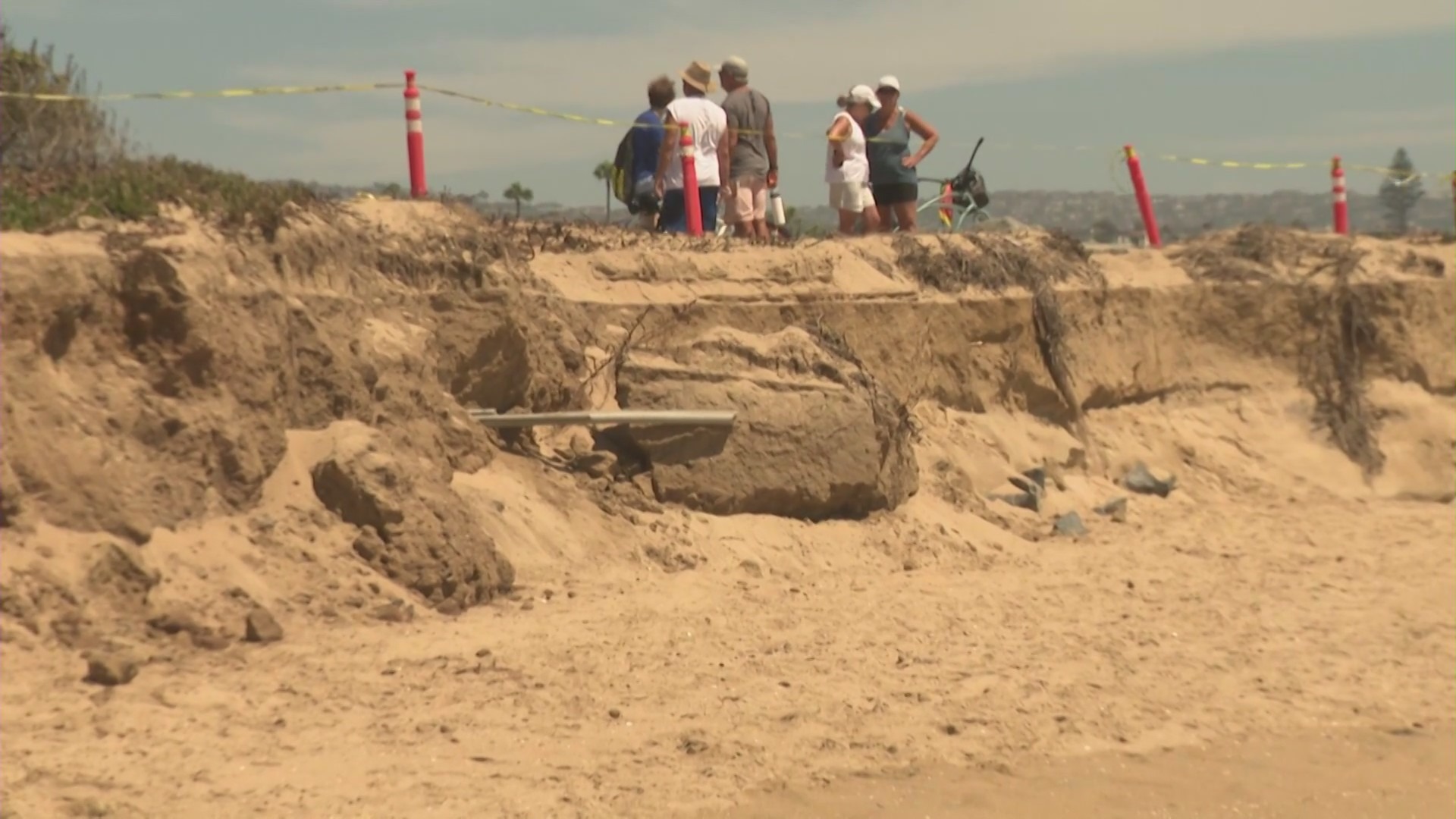 市府在侵蚀形成的沙崖前拉起警戒线（图：KTLA）