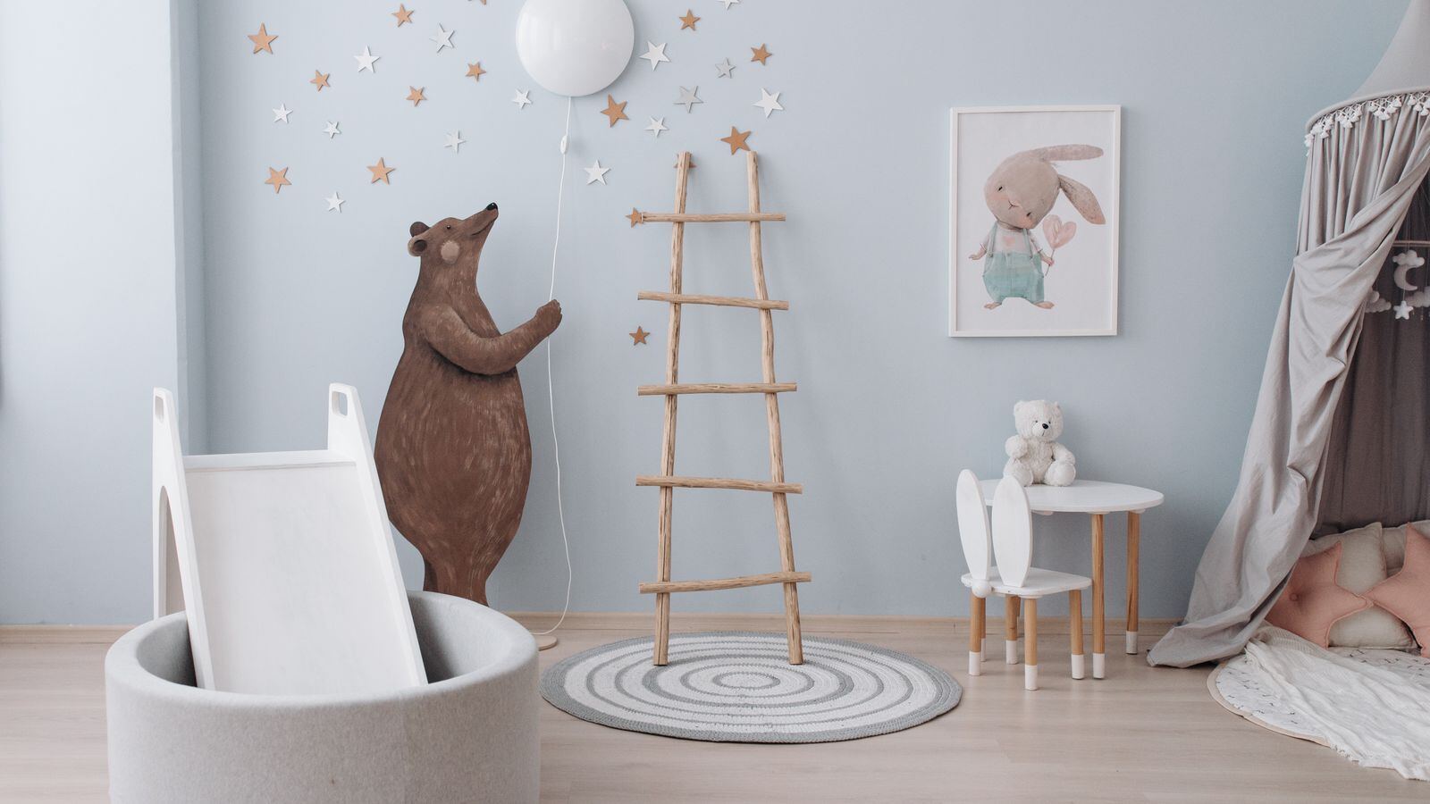 示意图（图库照片）· 星星墙与小木梯的婴幼室
