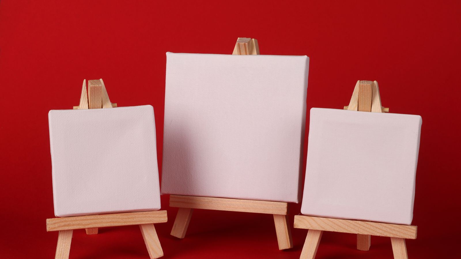 示意图(图库照片)· 小画架与空白画布