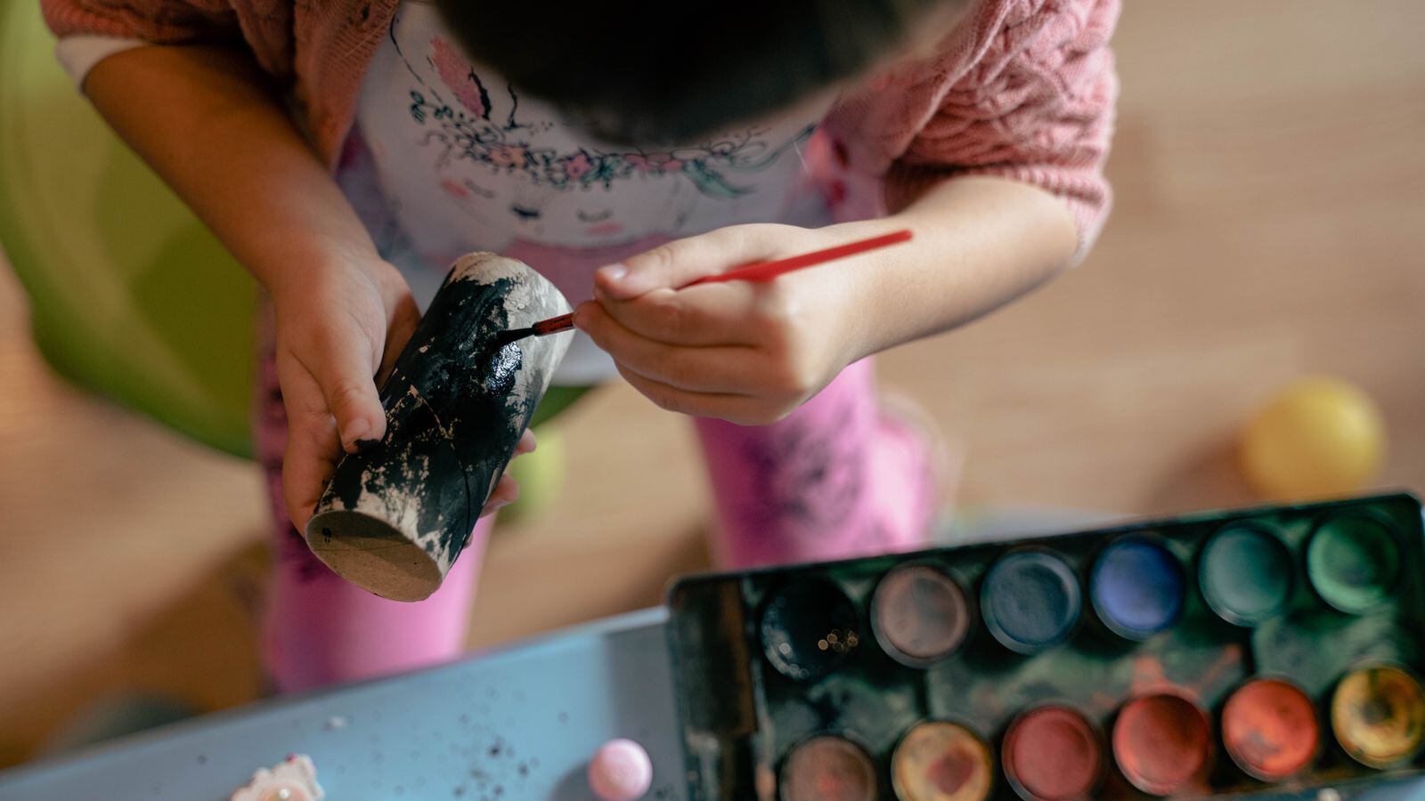 示意图（图库照片）· 俯拍幼儿涂色手工
