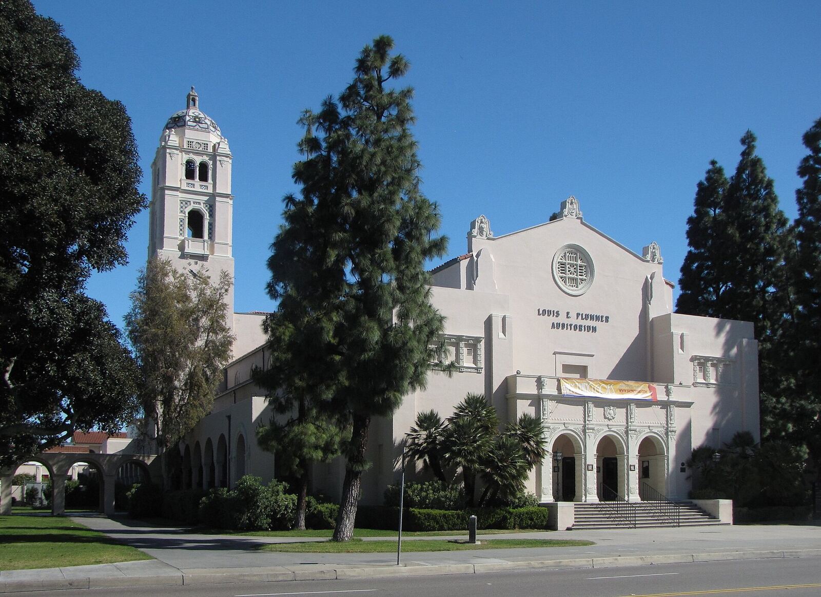 Fullerton Union High School 校园内的 Louis E. Plummer Auditorium