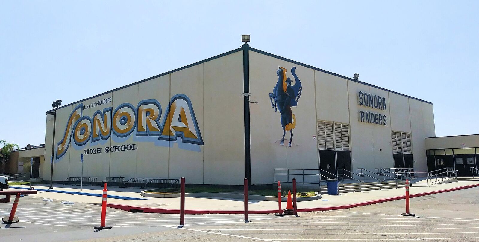 Sonora High School 体育馆外景(2018 年 8 月摄,La Habra)