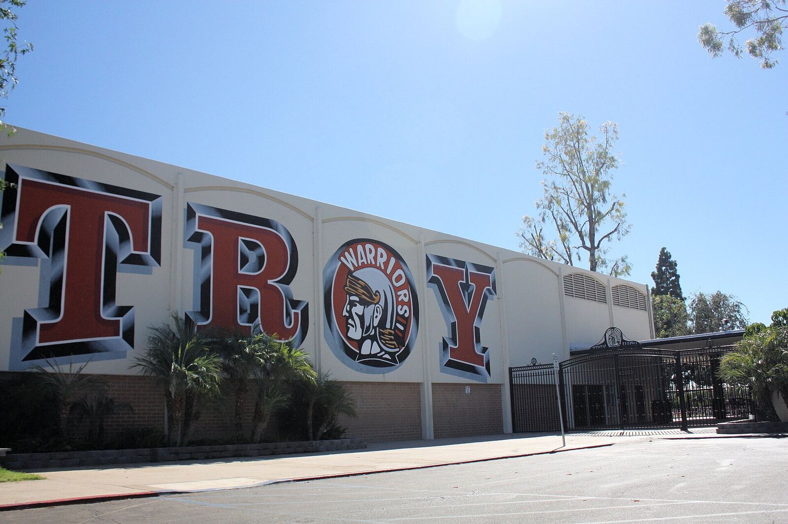 Troy High School 校园正面(2012 年摄)