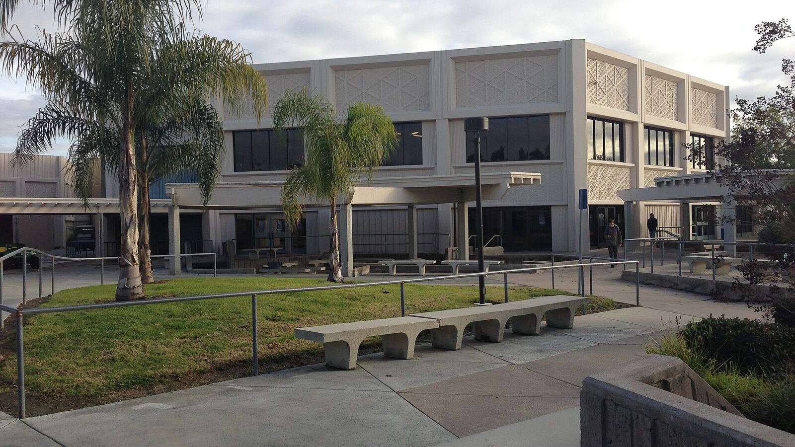 Irvine High School 校园资料图(2013 年)