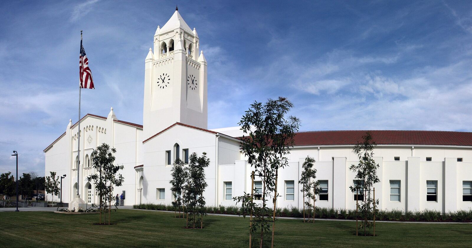Newport Harbor High School 校园资料图(Robins-Loats 楼与 1930 年建校的钟楼,2010 年)