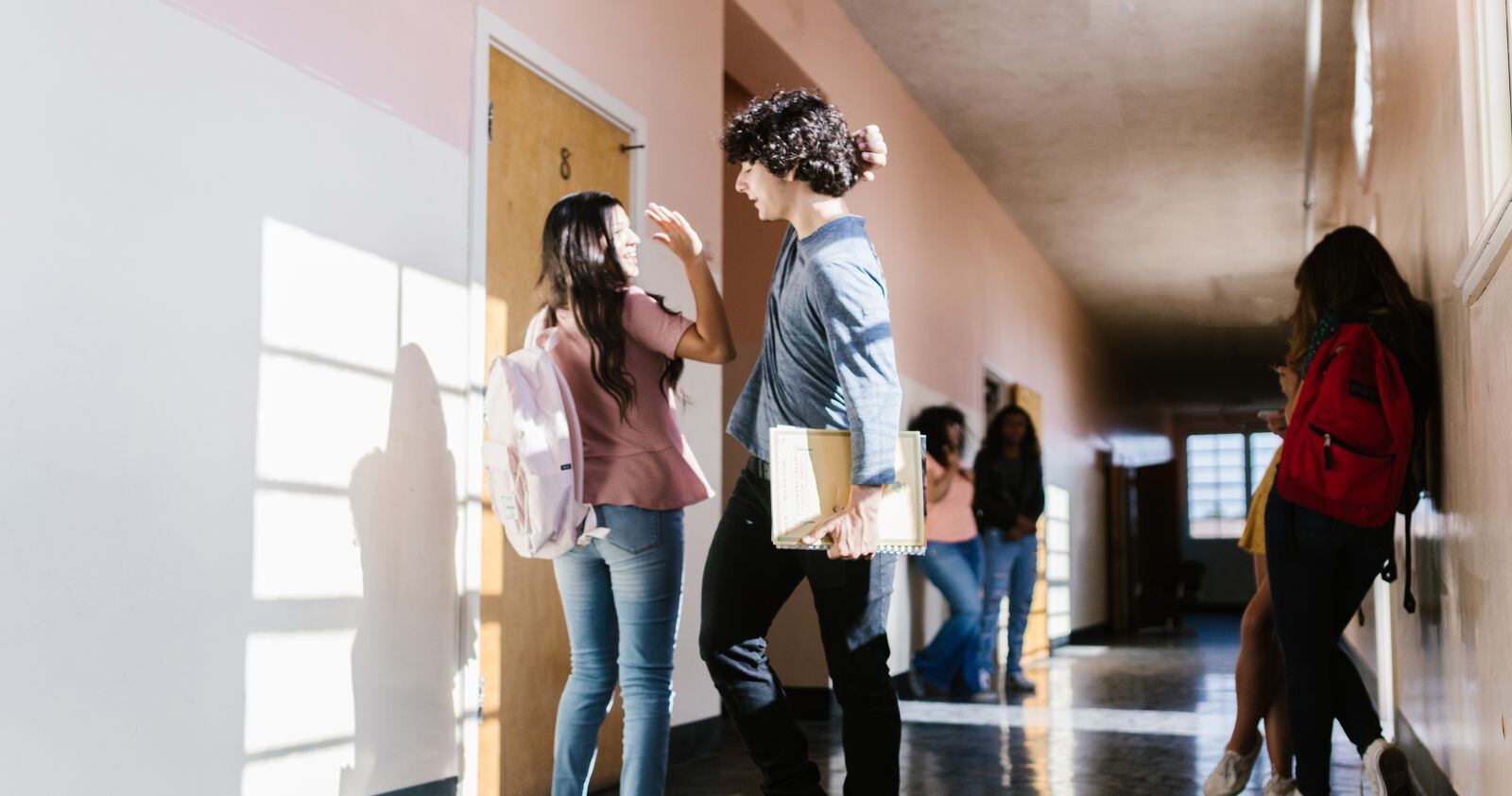 示意图(图库照片)· 走廊击掌