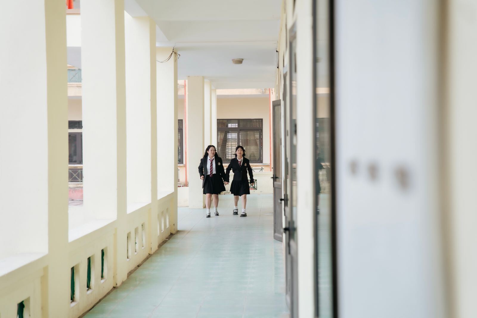 示意图（图库照片）· 制服学生走过教学楼走廊